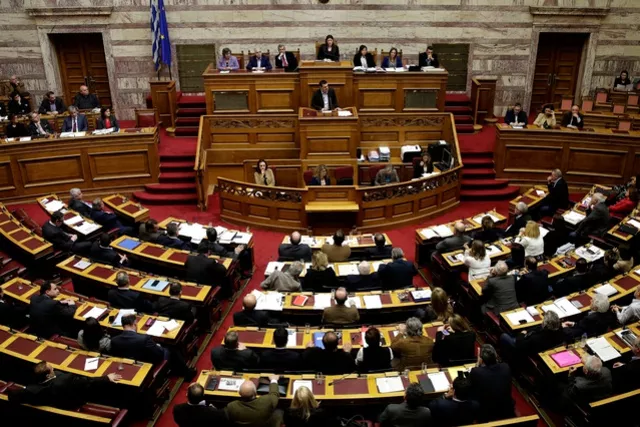 Le premier ministre Alexis Tsipras parle devant le parlement avant le vote de la loi contre la pauvreté. Image: Petros Giannakouris/Keystone


