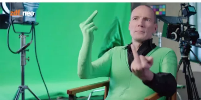 D'après Jan Böhmermann, l'émission aurait projeté sur un figurant les images de Varoufakis sur un costume spécial, ne laissant dépasser que les bras. (Capture d'écran de l'émission allemande


