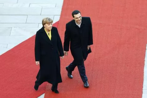 Tapis rouge et honneurs militaires - une cérémonie réservée aux premières visites de chefs de gouvernement étrangers -, lundi à Berlin, pour Alexis Tsipras, aux côtés d'Angela Merkel. © Reuters.


