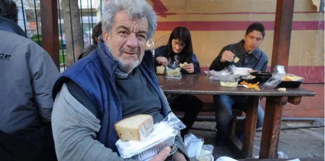 Une soupe populaire rue Sofokleous, dans le centre historique d'Athènes, le 6 février dernier. (Maro Kouri/Anadolu Agency/AFP)



