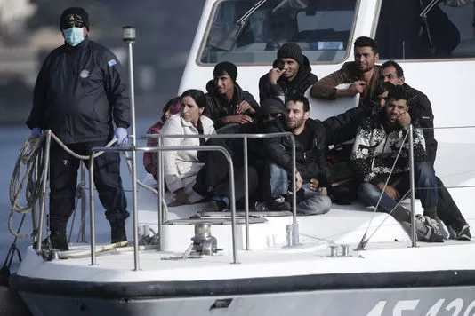 Des immigrants sur un garde-côte grec au large du port de Ierapetra, en Crète, novembre 2014.


