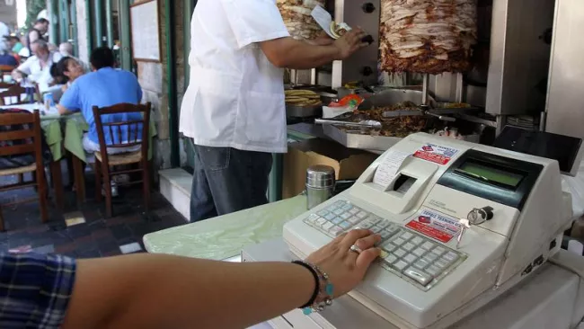 L'évasion fiscale est surtout l'apanage des entreprises de petite taille, comme par exemple dans la restauration. Crédits photo : ORESTIS PANAGIOTOU/EPA/MAXPPP


