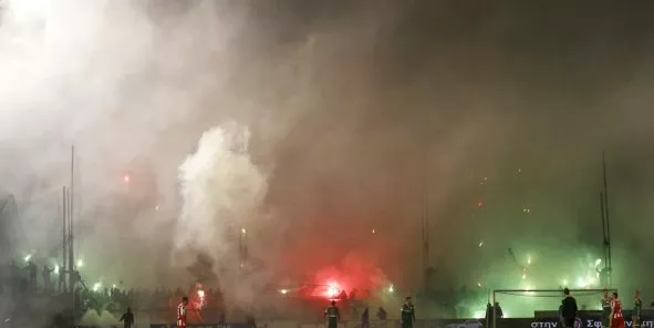 Scénes de violence lors du derby Panathinaikos-Olimpiakos du 22 février. (Crédits : Reuters)


