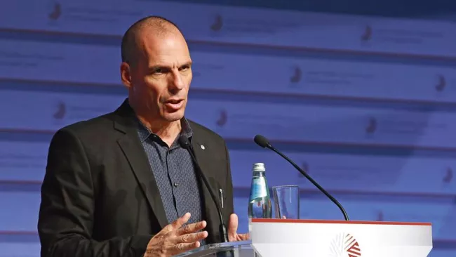 Le ministre grec des Finances Yanis Varoufakis a admis devoir négocier avec les autres pays européens Crédits photo : Dmitris Sulzics/AP


