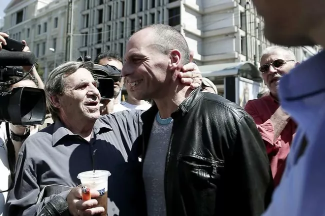 Yanis Varoufakis, le ministre des Finances grec, a participé aux manifestations à l'appel des syndicats à Athènes le 1er mai - AFP/Panayiotis Tazmaros


