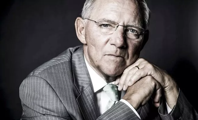 Wolfgang Schäuble, le ministre des finances allemand, à son bureau en 2014. - Dominik Butzmann/LAIF-REA


