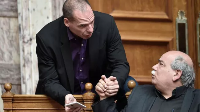 Les ministres grecs des Finances et de l'Intérieur, Yanis Varoufakis et Nikos Voutsis Crédits photo : ARIS MESSINIS/AFP


