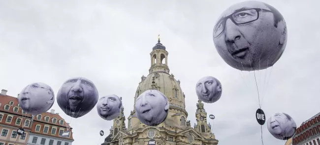 Des ballons à l'effigie des dirigeants du G7 s'envolent dans  le ciel de Dresde, à l'initiative de manifestants. Crédits photo : ROBERT MICHAEL/AFP


