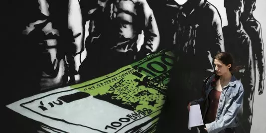 Graffiti titré "Mort de l'euro" de l'artiste français Goin à Athènes, le 26 mai.


