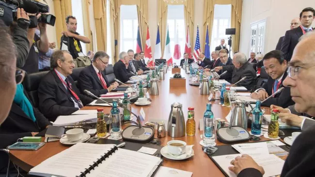 Pour la première fois, des économistes ont été invités à s'exprimer sur leurs idées face aux ministres des Finances du G7. Crédits photo : Jens Meyer/AP


