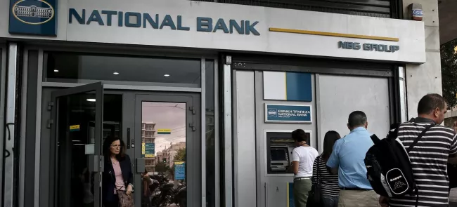 File d'attente devant  un distributeur bancaire de la National Bank,  à Athènes, le 29 mai. Crédits photo : ALKIS KONSTANTINIDIS/REUTERS


