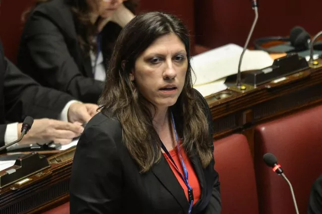 La présidente du parlement grec, Zoé Konstantopoulou, devant le parlement italien, à Rome, le 20 avril. (Photo Andreas Solaro. AFP)


