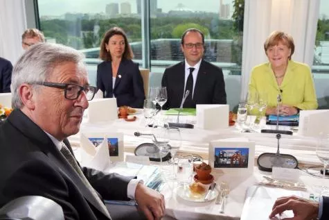 Les négociateurs attendaient beaucoup d'une discussion «hors agenda» sur la Grèce entre Hollande, Merkel et Juncker, hier soir à Berlin. © EPA.


