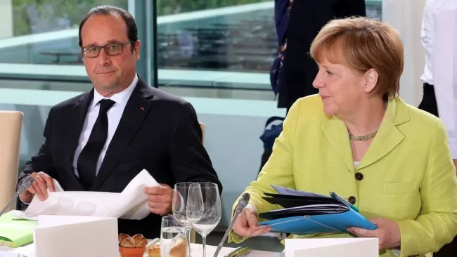 François Hollande et Angela Merkel lundi soir à Berlin. Crédits photo : WOLFGANG KUMM/AFP


