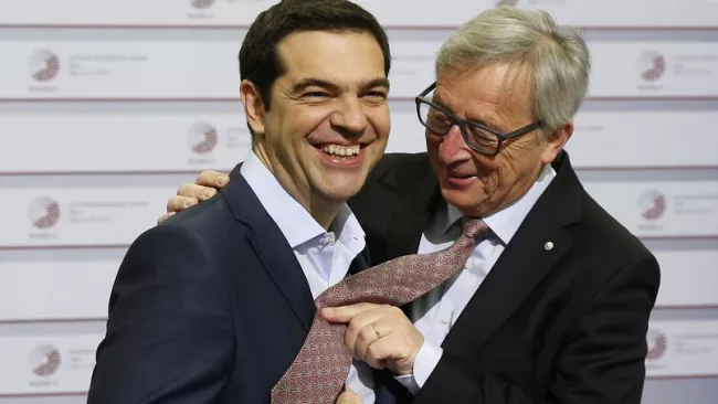 Jean-Claude Juncker plaisante avec Alexis Tsipras, lors d'un sommet fin mai (Crédit: Mindaugas KULBIS/AP) Crédits photo : Mindaugas Kulbis/AP


