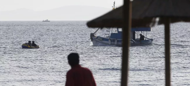 Des migrants s'approchent de la côte grecque en canot. Crédits photo : Petros Giannakouris/AP


