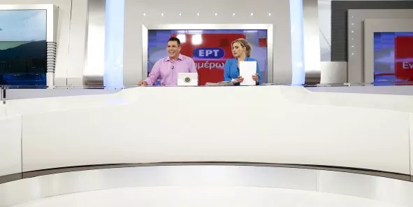 Les présentateurs Nikos Angelidis et Vassiliki Haina préparent leur premier journal à l'antenne ce jeudi 11 juin dans les studios d'Athènes, deux ans après la fermeture brutale de ERT. (Crédits : Reuters Alkis Konstantinidis)


