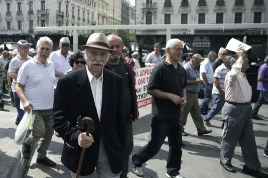 Des retraités manifestent à Athènes, le 20 mai.


