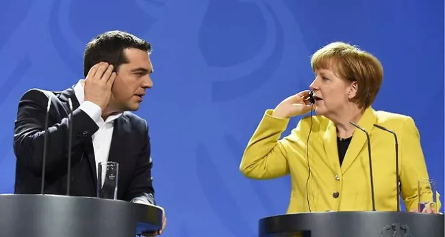 La chancelière allemande, Angela Merkel et le chef du gouvernement grec, Alexis Tsipras, installent leur oreillette au début d'une conférence de presse détaillant les négociations en cours il y a quelques semaines - AFP


