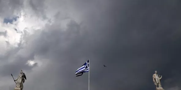 la Grèce est plus que jamais menacée de défaut de paiement, ce qui pourrait constituer une déflagration aux conséquences imprévisibles pour la zone euro tout entière. Athènes doit en effet rembourser le 30 juin 1,6 milliard d'euros de prêts du FMI, et risque fort de ne pouvoir honorer cette échéance sans le déblocage de 7,2 milliards d'euros restant à verser dans le cadre de son plan d'aide. Un déblocage suspendu depuis des mois à un accord avec les créanciers. (Crédits : Reuters)


