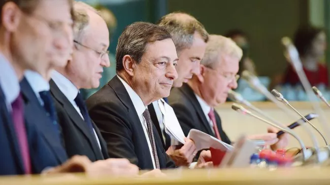 Mario Draghi, président de la BCE, a tenté de disqualifier le chantage récurrent des Grecs au défaut de paiement, lundi devant le Parlement européen, à Bruxelles. Crédits photo : EMMANUEL DUNAND/AFP



