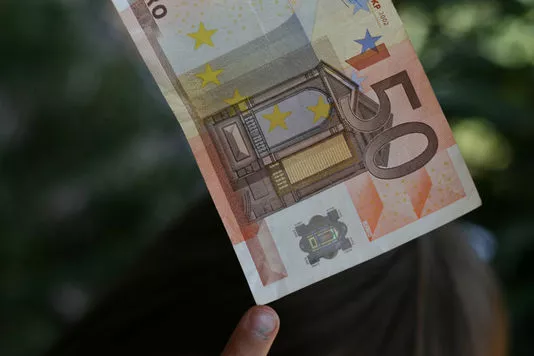 La durée moyenne de la dette française est de 7,8 années, et le taux d'intérêt moyen du stock de dette publique est de 2,18 %.


