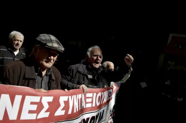 Des retraités lors d'une manifestation anti-austérité à Athènes, le 1er avril.? (Photo Alkis Konstantinidis. Reuters)


