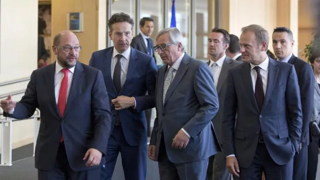 De gauche à droite. Le ministre des finances hollandais, Martin Schultz; le président de l'eurogroupe, Jeroen Djisselbloem; le président de la commission européenne, Jean-Claude Juncker et le président du conseil européen, Donald Tusk, à Bruxelles mardi. Crédits photo : Virginia Mayo/AP


