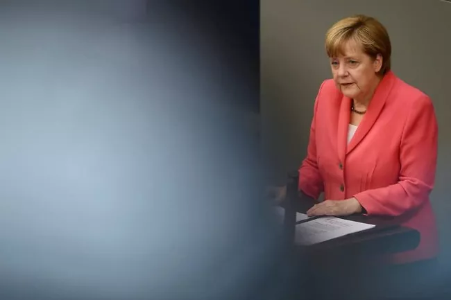 Décidée à garder la Grèce dans la zone euro, Angela Merkel est confrontée aux réserves de plus en plus marquées de son parti et de l'opinion publique - John MacDougall/AFP


