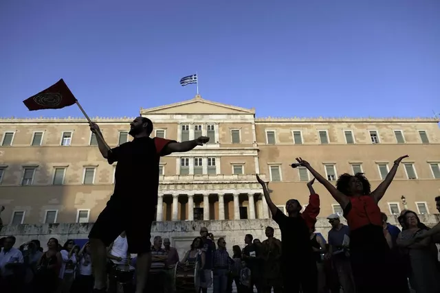 Mercredi soir, sur la place Syntagma, à Athènes, 10'000 personnes ont manifesté. Image: EPA


