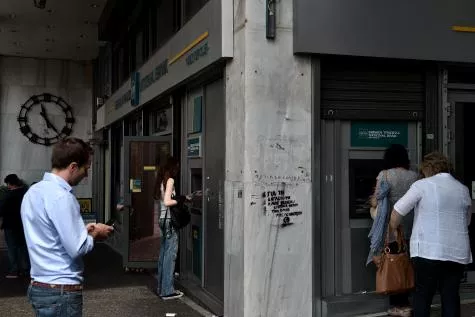 Les Grecs à l'assaut des banques.
