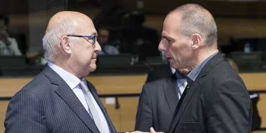 Le ministre des finances, Michel Sapin, et son homologue grec, Yanis Varoufakis, lors d'une réunion des ministres des finances au Luxembourg consacrée à la crise grecque, lundi 19 juin.


