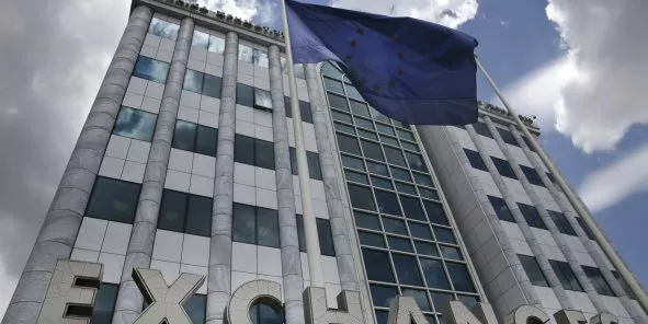 La BCE a ce vendredi décidé de relever le plafond de l'ELA de 1,8 milliard d'euros selon d'autres. La Banque de Grèce demandait 3,5 milliards d'euros. Autrement dit, la BCE n'a même pas accepté de ne donner le strict nécessaire. Assez pour faire face pendant quelques jours, mais le scénario chypriote reste d'actualité pour la Grèce. (Crédits : Reuters)


