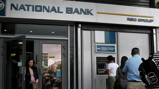 File d'attente devant les distributeurs en Grèce.


