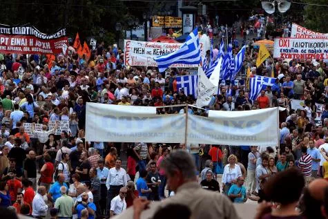 Plus de 7.000 personnes se sont réunies dimanche soir dans le centre d'Athènes, pour protester contre la politique d'austérité à la veille du sommet de la zone euro. © EPA


