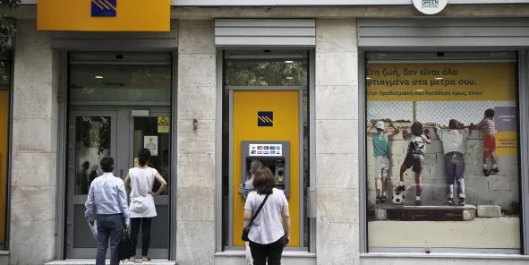 La semaine dernière, les retraits bancaires en Grèce ont atteint plusieurs milliards d'euros. A Francfort et à Bruxelles, des sources affirment que les précommandes de retrait dans les banques grecques pour la journée de lundi représenteraient un montant global d'un milliard d'euros. (Crédits : Reuters Alkis Konstantinidis)


