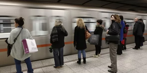 Le métro à Athènes. Pas une seule queue devant les distributeurs ou aux guichets des banques. Aucun sentiment de panique. Les Athéniens vaquent à leurs occupations. (Crédits : REUTERS/Yorgos Karahalis)


