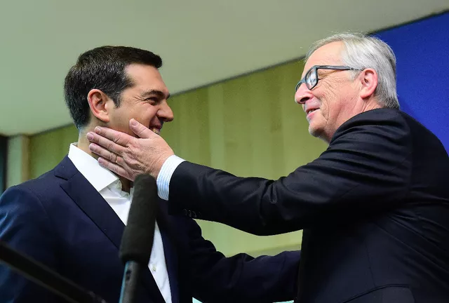 Gestes amicaux entre le président de la Commission européenne, Jean-Claude Juncker et le premier ministre grec Alexis Tsipras. Image: AFP


