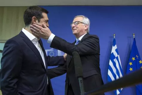 Les (re)(re)(re) retrouvailles entre Tsipras et Juncker, lundi à Bruxelles. Et un geste désormais familier du président de la Commission européenne envers le Premier ministre grec. © Reuters


