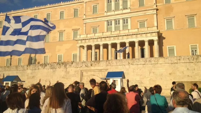 Un homme harangue la foule, devant le Parlement grec (Crédit: Tristan QUINAULT-MAUPOIL/LE FIGARO)


