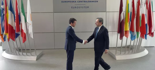 Le président de la BCE, Mario Draghi et le premier ministre français, Manuel Valls, mardi, à Francfort. Crédits photo : ARNE DEDERT/AFP


