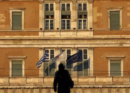 Devant le parlement grec, à Athènes. Les ministres des finances de la zone euro se sont séparés sans parvenir à un accord, le 24 juin, et doivent à nouveau se réunir jeudi à la mi-journée.


