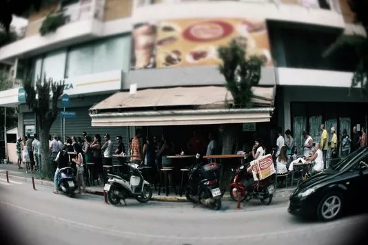 Des dizaines de Grecs font la queue devant un distributeur de billets à Kalamata, dans le sud du Péloponnèse, le 28 juin.


