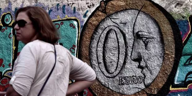 A la plage ou au café, les Grecs continuent de vivre mais le coeur n'y est pas.