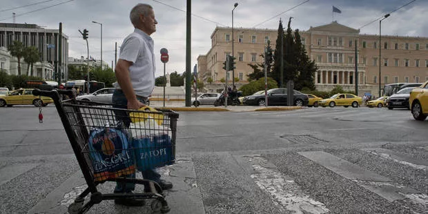 Après l'annonce du contrôle des capitaux, les Grecs à la fois inquiets et résignés.