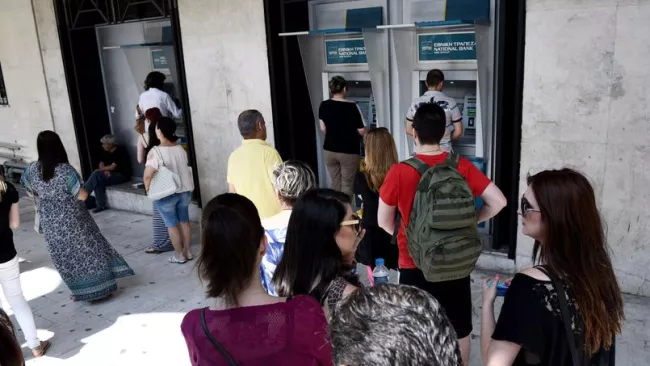 Les Grecs retirent leur argent des banques Crédits photo : Giannis Papanikos/AP


