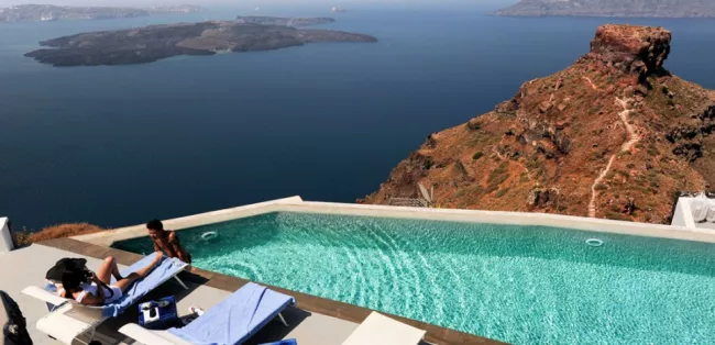 Panorama de rêve depuis un hôtel de luxe sur l'île grecque de Santorin (ZEPPELIN/SIPA)



