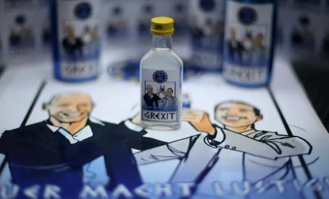 Des bouteilles de «Grexit» vodka citron le 23 Juin à Hamm en Allemagne. Elles sont à l'effigie du premier ministre grec Alexis Tsipras et du ministre des Finances Yanis Varoufakis.


