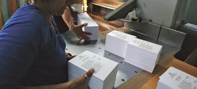 Les bulletins de vote du 5 juillet, fabriqués à l'imprimerie nationale, devraient être distribués mardi dans tout le pays. Crédits photo : SIMELA PANTZARTZI/EPA/MAXPPP


