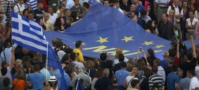Des partisans pro-européens rassemblés mardi, devant le Parlement à Athènes. Crédits photo : JEAN-PAUL PELISSIER/REUTERS


